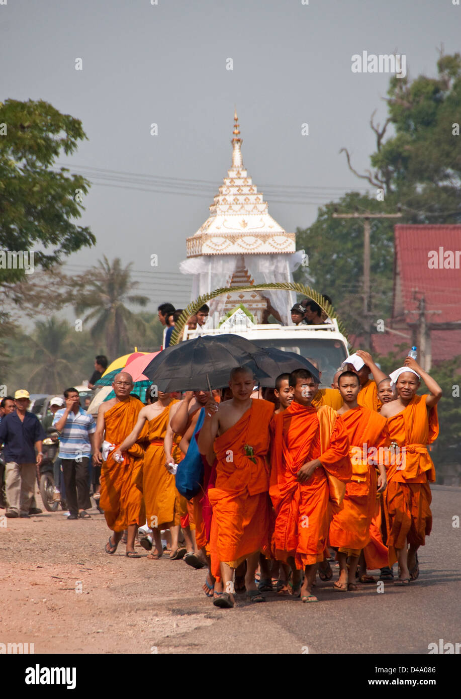I monaci buddisti che conduce il corteo funebre vicino a Vientiane, Laos Foto Stock