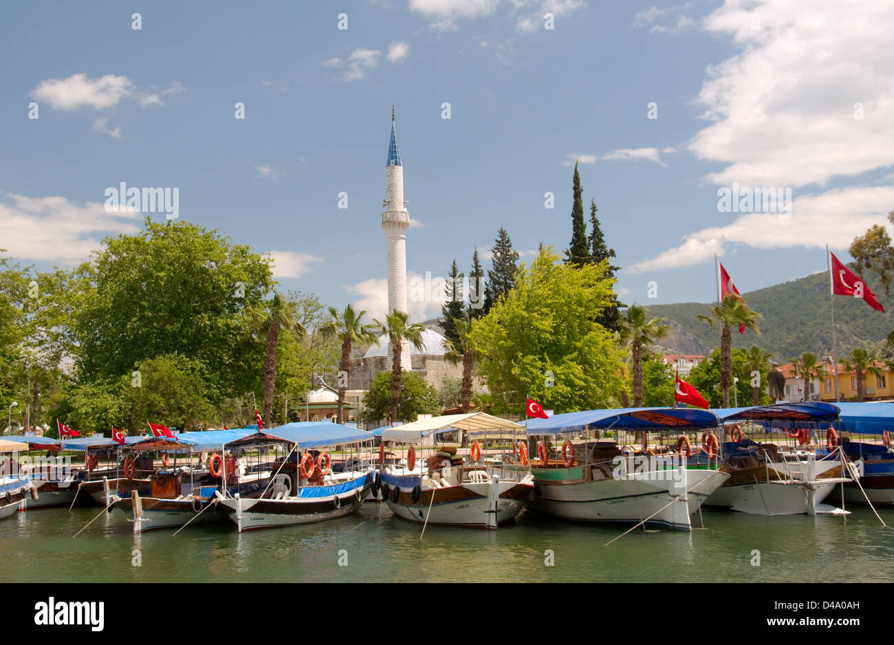 Dalyan fiume nella parte anteriore della roccia tombe di Caunos o Kaunos vicino a Marmaris, Costa Turca dell'Egeo, Turchia, Asia Foto Stock