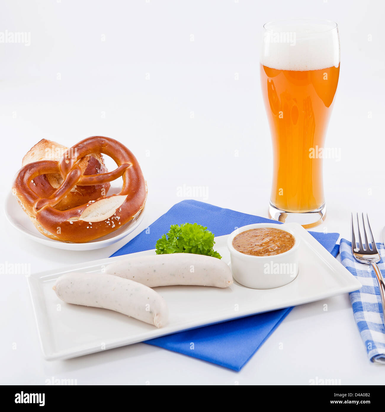 Weisswurst salsicce bianche e senape dolce con pretzel bavarese cibo tradizionale Foto Stock