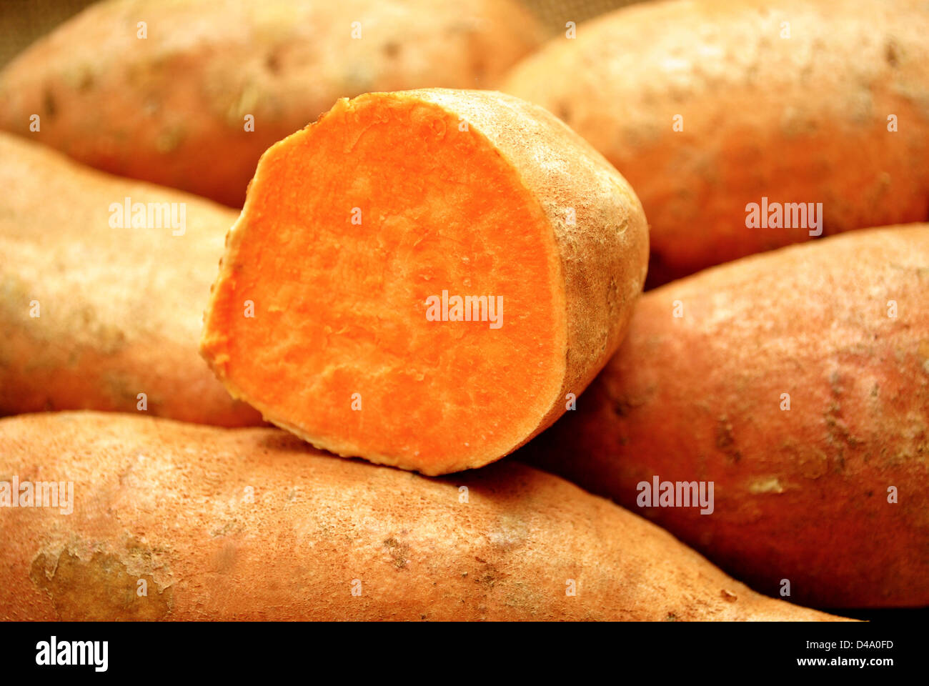 In primo piano di una patata dolce tagliato a metà Foto Stock