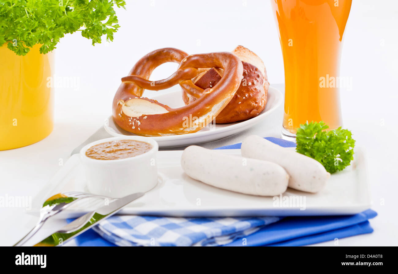 Weisswurst salsicce bianche e senape dolce con pretzel bavarese cibo tradizionale Foto Stock