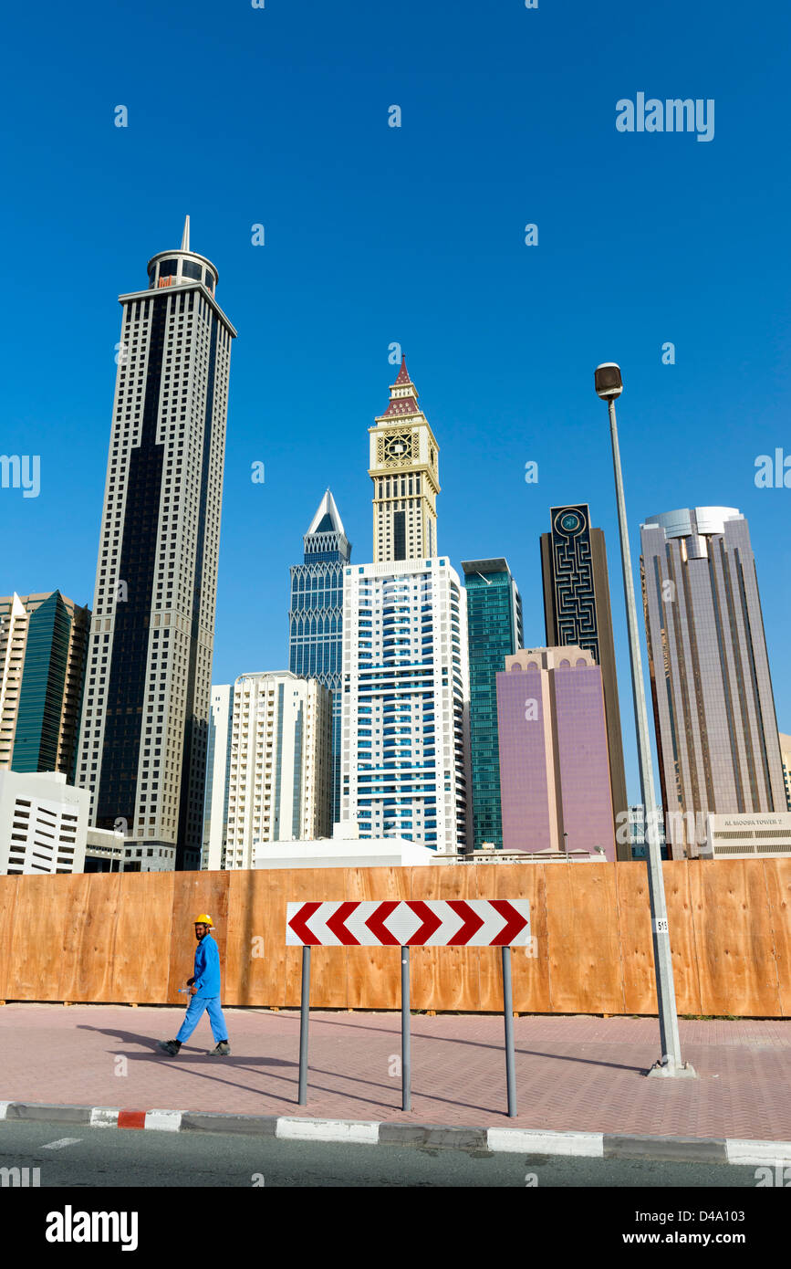 Skyline di grattacieli moderni lungo la Sheikh Zayed Road a Dubai Emirati Arabi Uniti Foto Stock