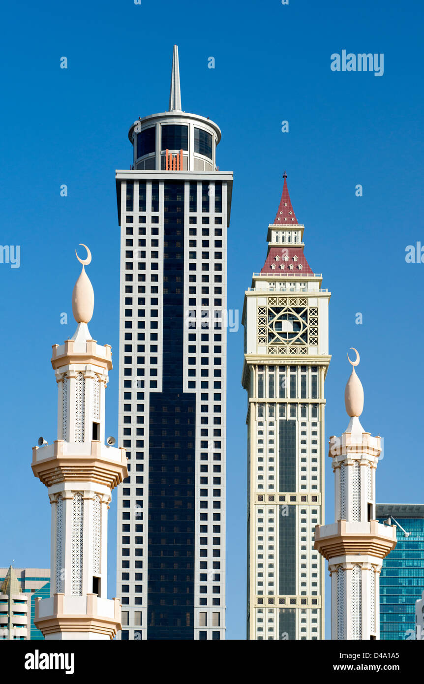 Dettaglio di contrasto tra i minareti della Moschea e moderno grattacielo a Dubai Regno emirato Arabo Foto Stock