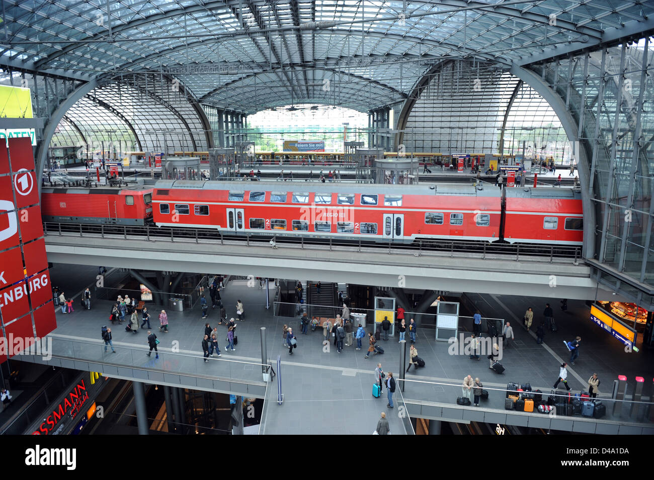 Berlino, Germania, guardare attraverso la stazione di Berlin Hauptbahnhof Foto Stock