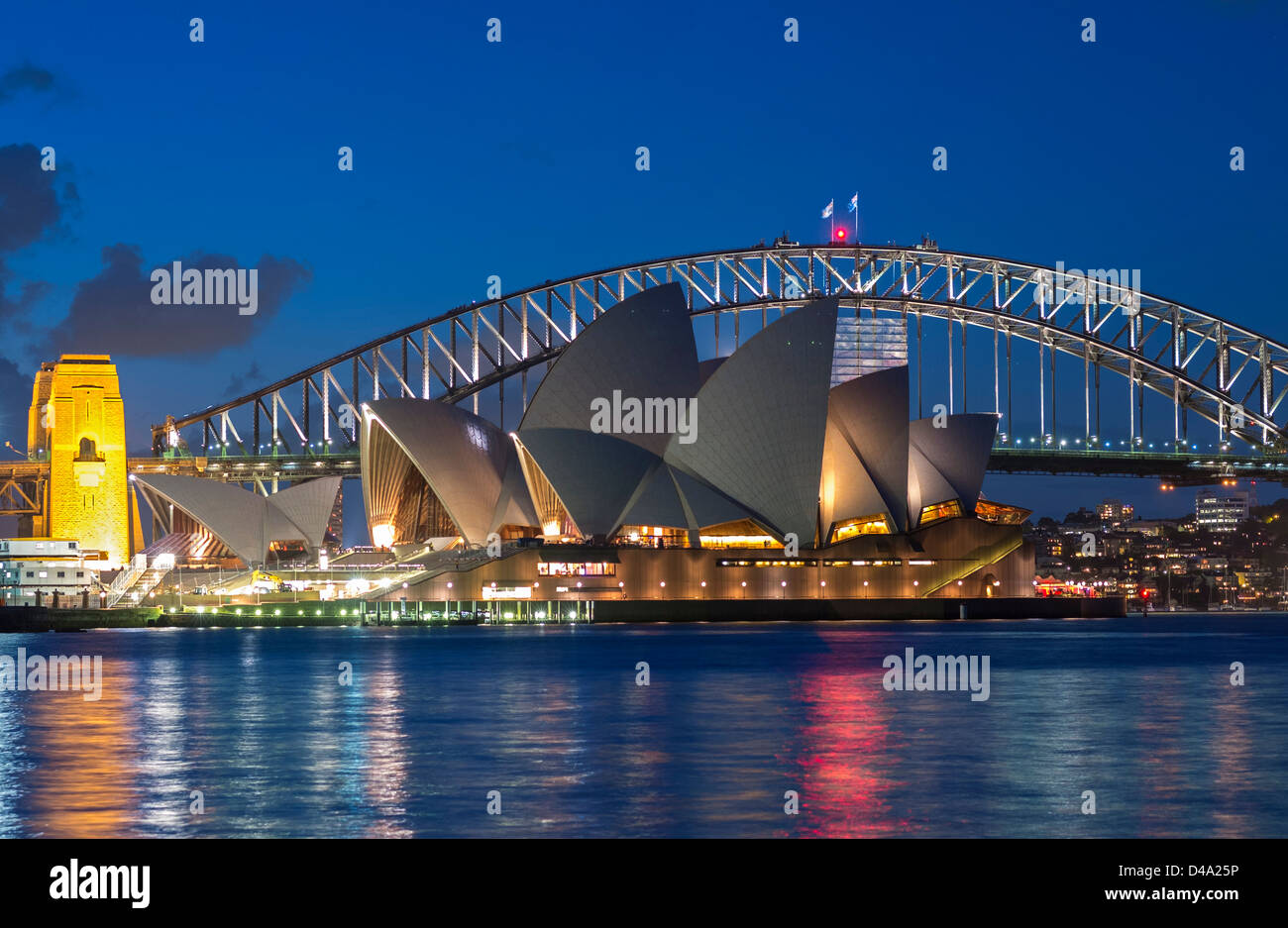 Visualizzare la Sydney Opera House e Harbour Bridge di notte in Australia Foto Stock
