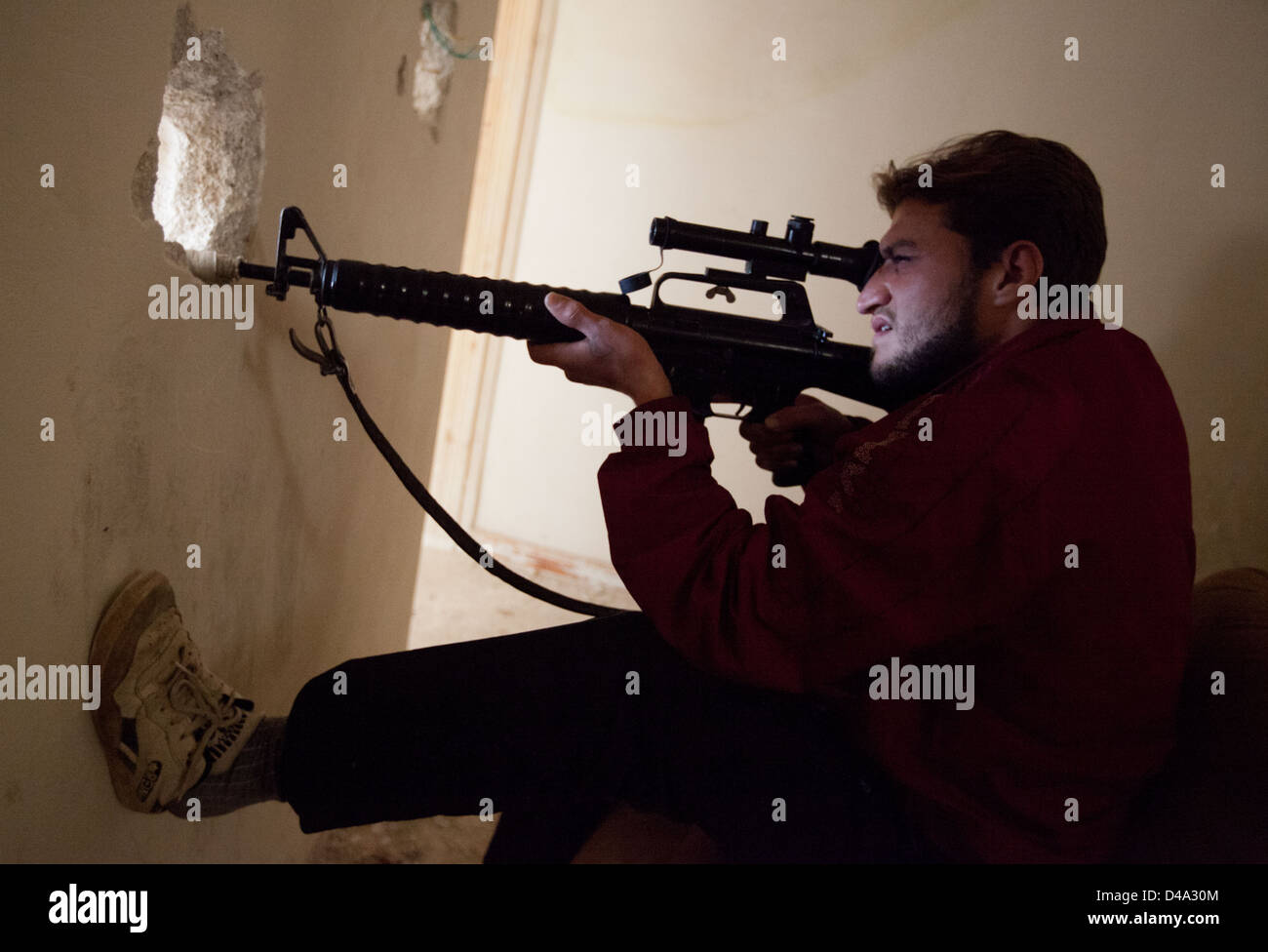 Aleppo, Siria: Libero esercito siriano fighters attaccano le forze governative nei pressi di Aleppo International Airport. Foto Stock