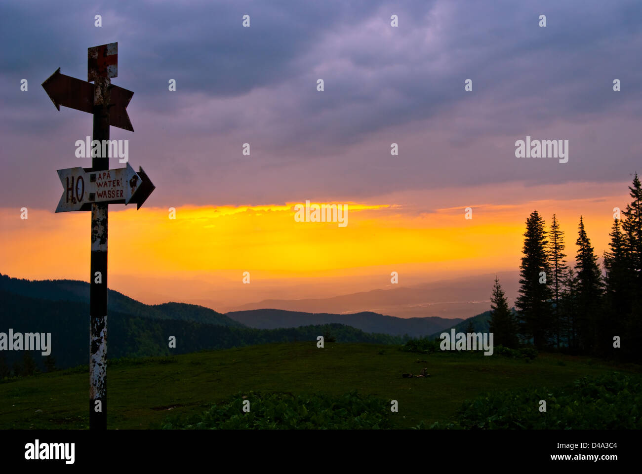 La natura di un paesaggio al tramonto in montagna, con indicatore sighn Foto Stock