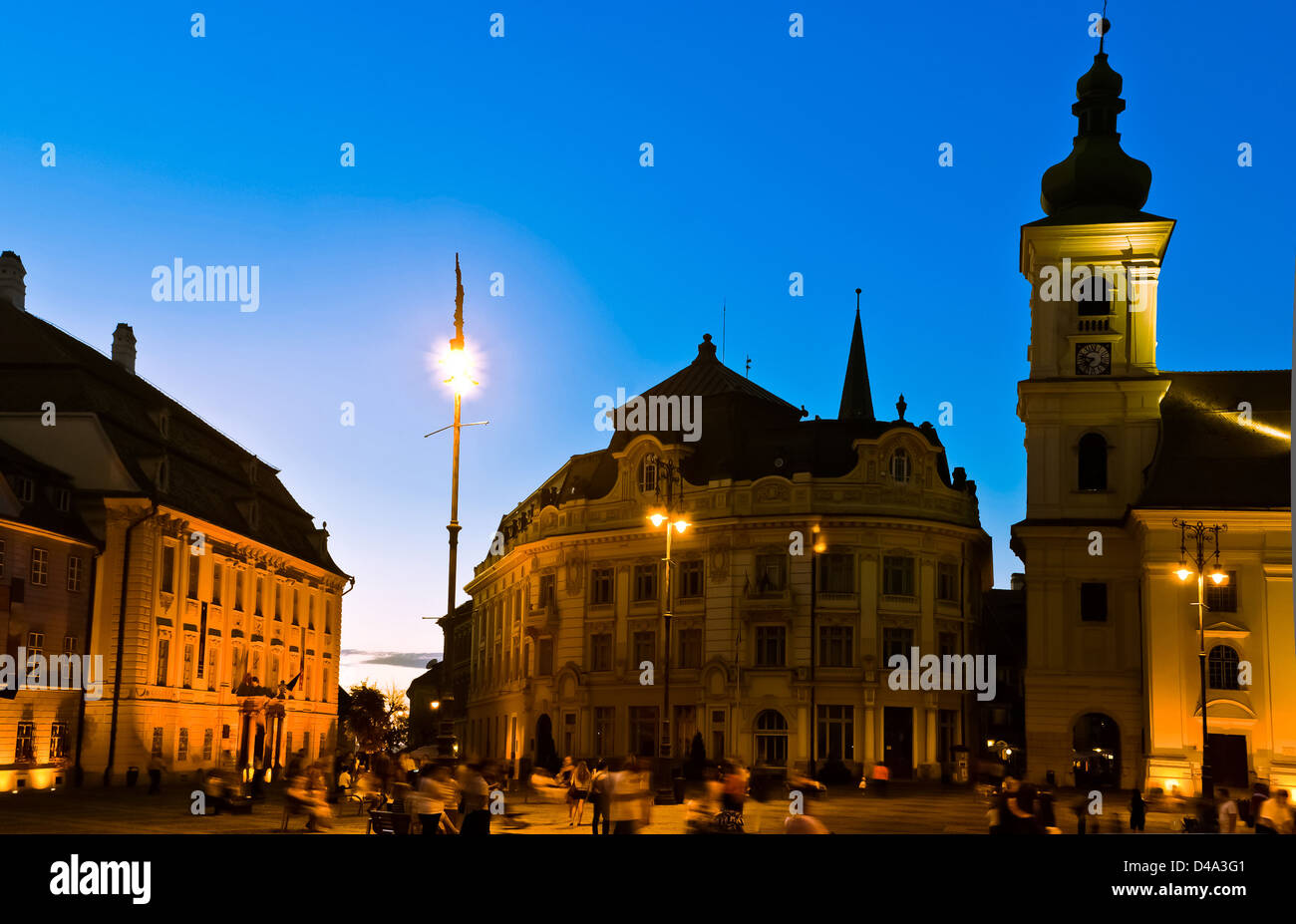 Sibiu, Romania: Notte-vista cityscape durante il crepuscolo nel vecchio centro della città Foto Stock