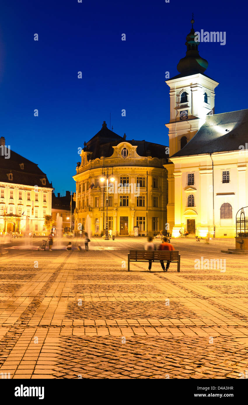 Sibiu, Romania: Notte-vista cityscape durante il crepuscolo nel vecchio centro della città Foto Stock