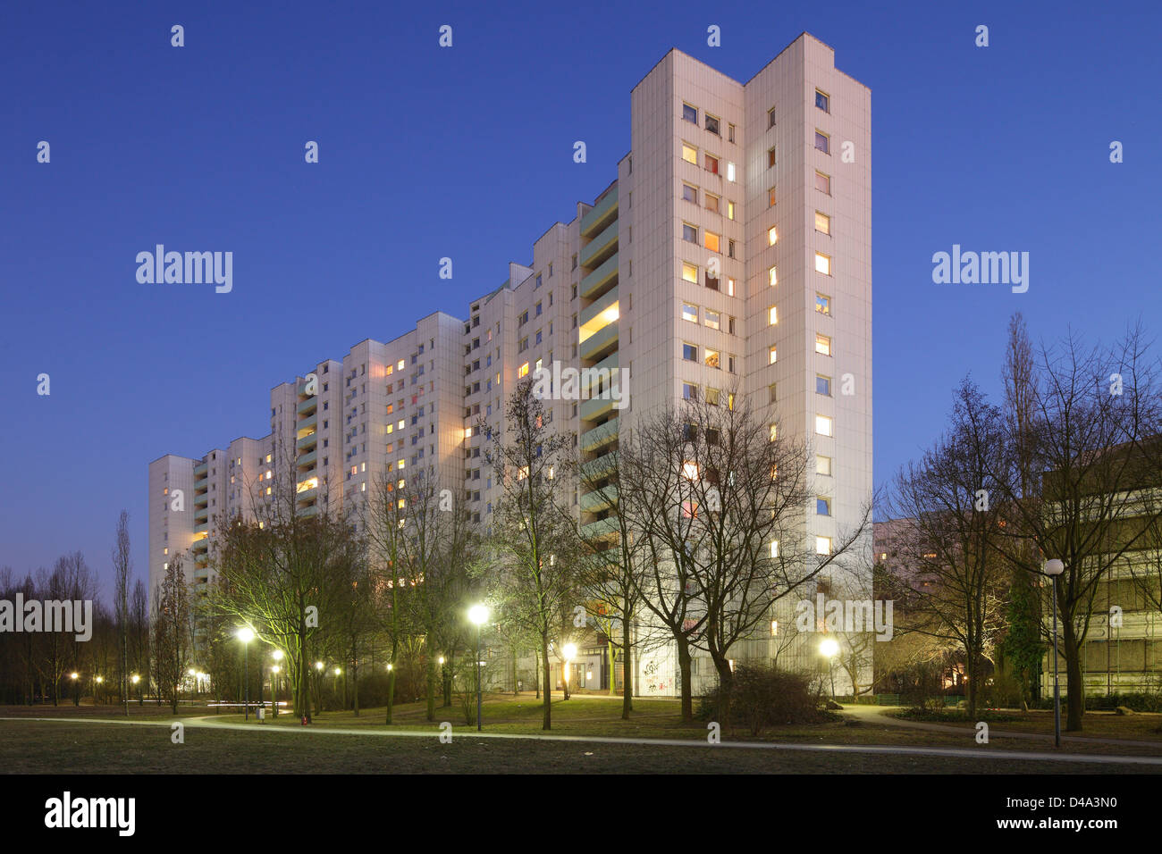 Berlino, Germania, illuminato appartamenti nelle case di Berlin-Gropiusstadt Foto Stock