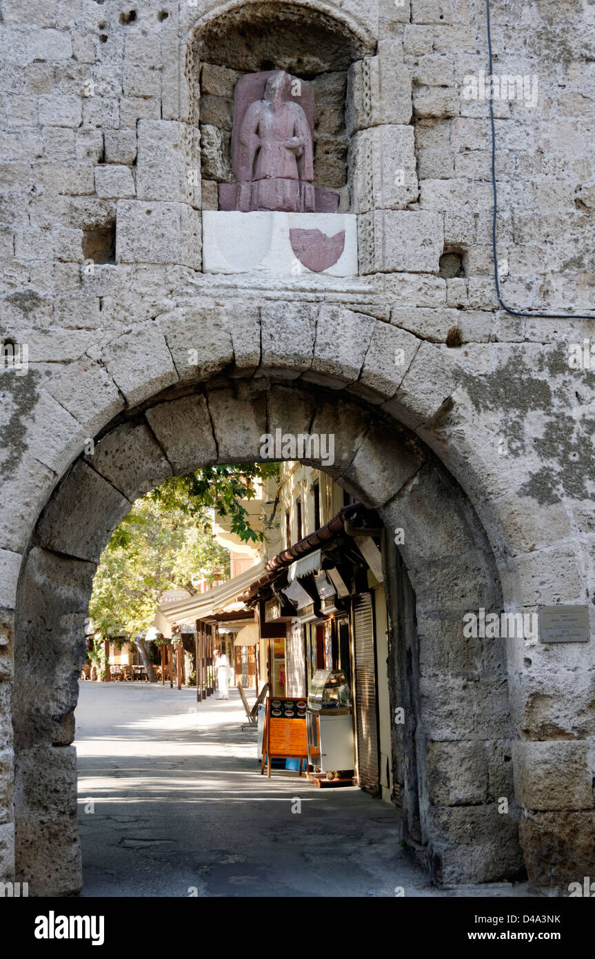 Rodi. La Grecia. La forma arcuata la porta di pietra di San Antonio all'interno delle vecchie mura della città medievale di Rodi. Foto Stock