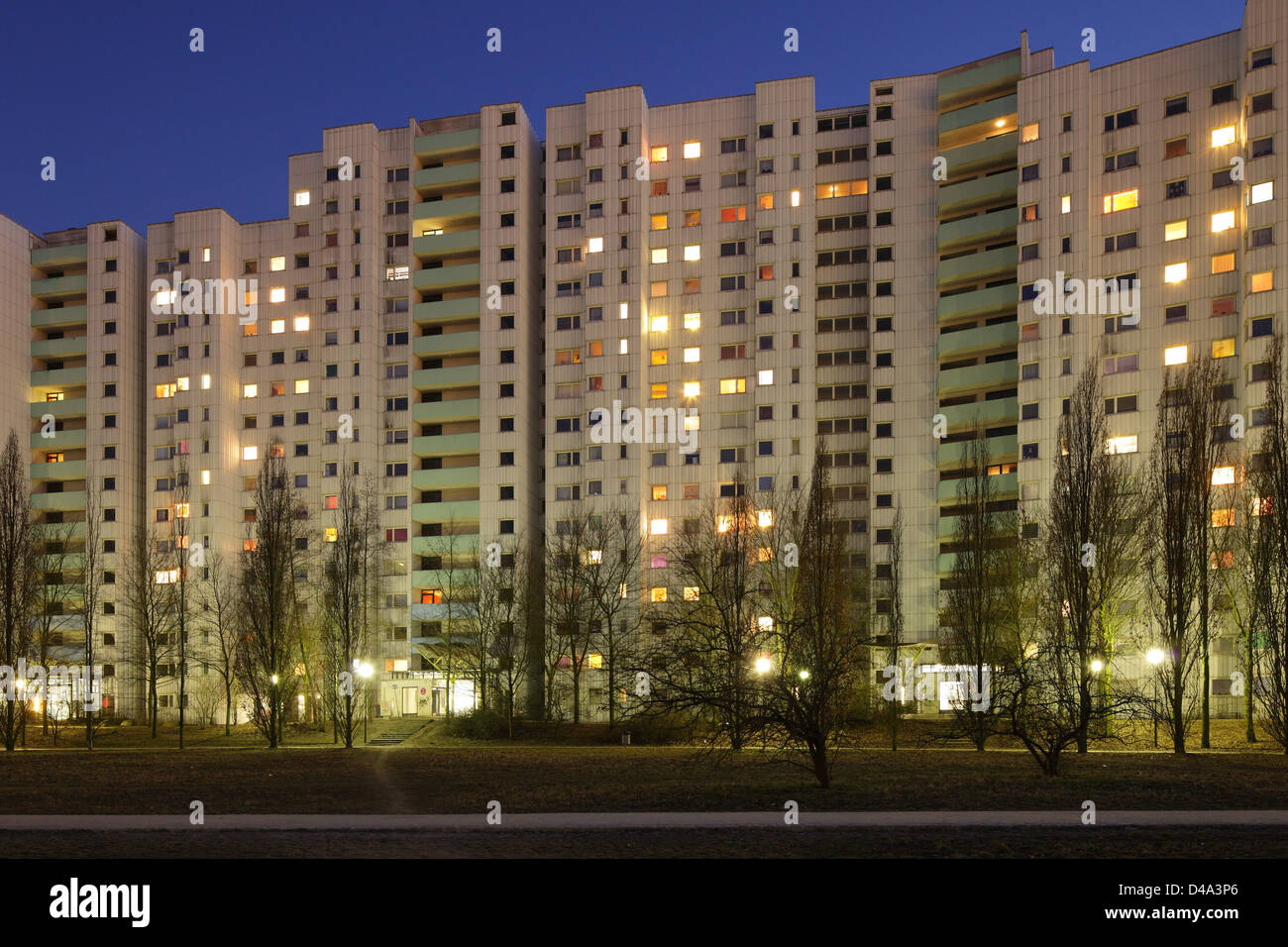 Berlino, Germania, illuminato appartamenti nelle case di Berlin-Gropiusstadt Foto Stock
