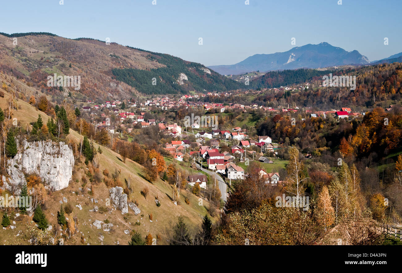 Paesaggio autunnale in un villaggio alpino (Romania) Foto Stock