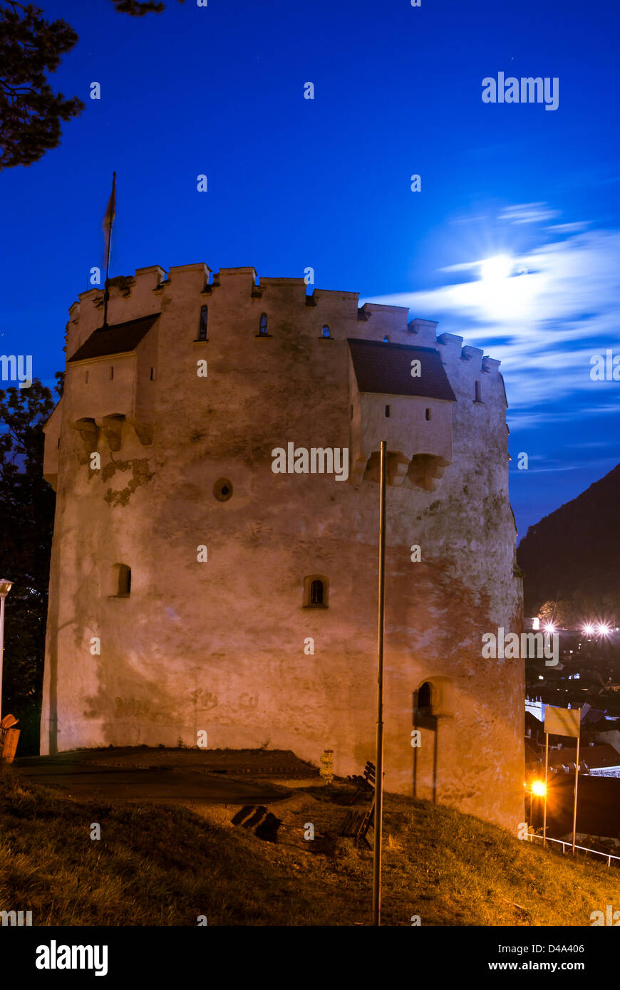 Vista la medievale,torre di difesa chiamato Torre Bianca in Brasov, Romania Foto Stock