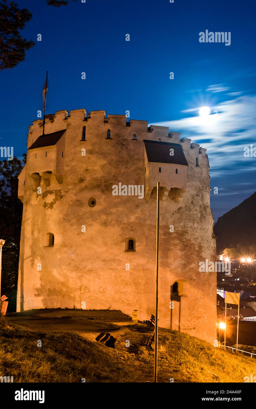 Vista la medievale,torre di difesa chiamato Torre Bianca in Brasov, Romania Foto Stock