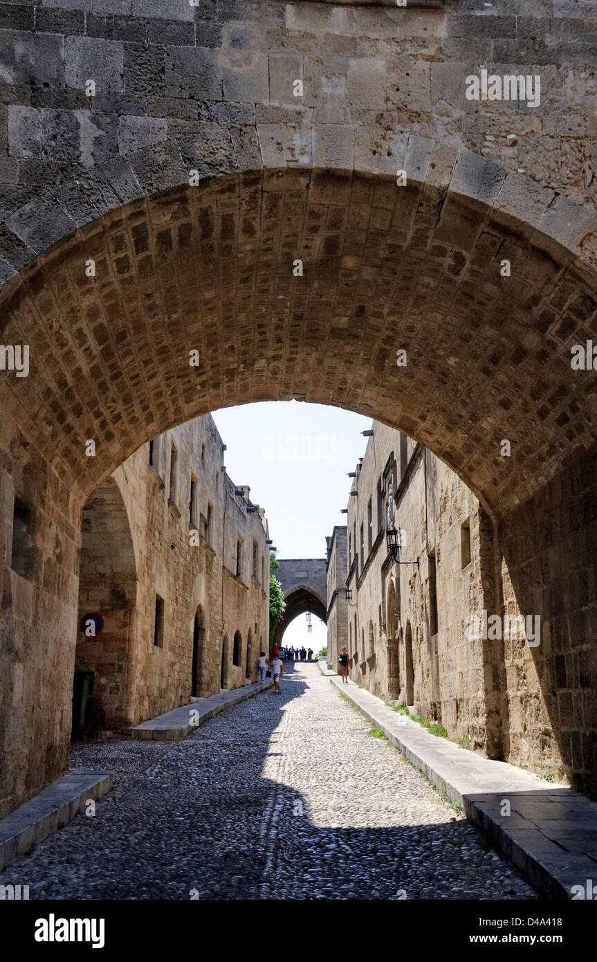 Rodi. La Grecia. La strada dei Cavalieri che è forse la meglio conservata strada medievale in Europa. Foto Stock