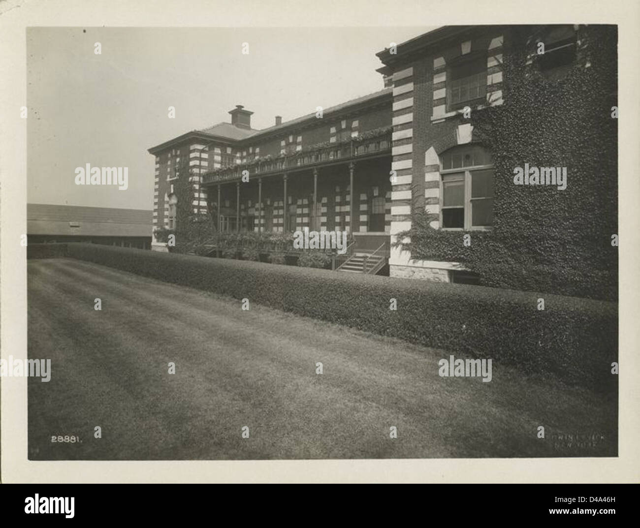 Esterno di Ellis Island edificio, mostrando edera-coperta parete,... Foto Stock