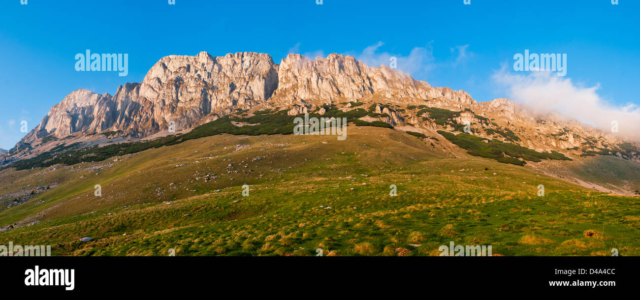 Sul lato occidentale delle montagne di Bucegi - Carpazi romeni Foto Stock