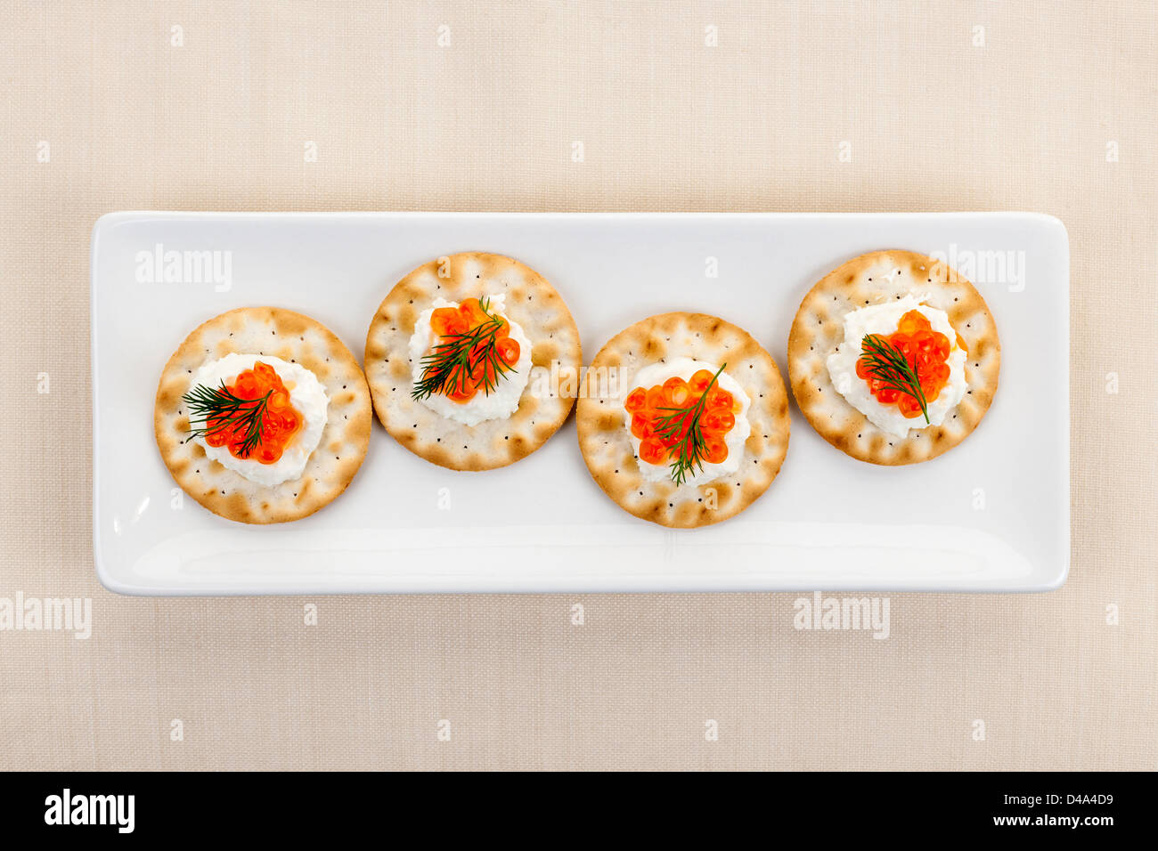 Il caviale antipasto con formaggio di capra e crackers sulla piastra bianca da sopra Foto Stock