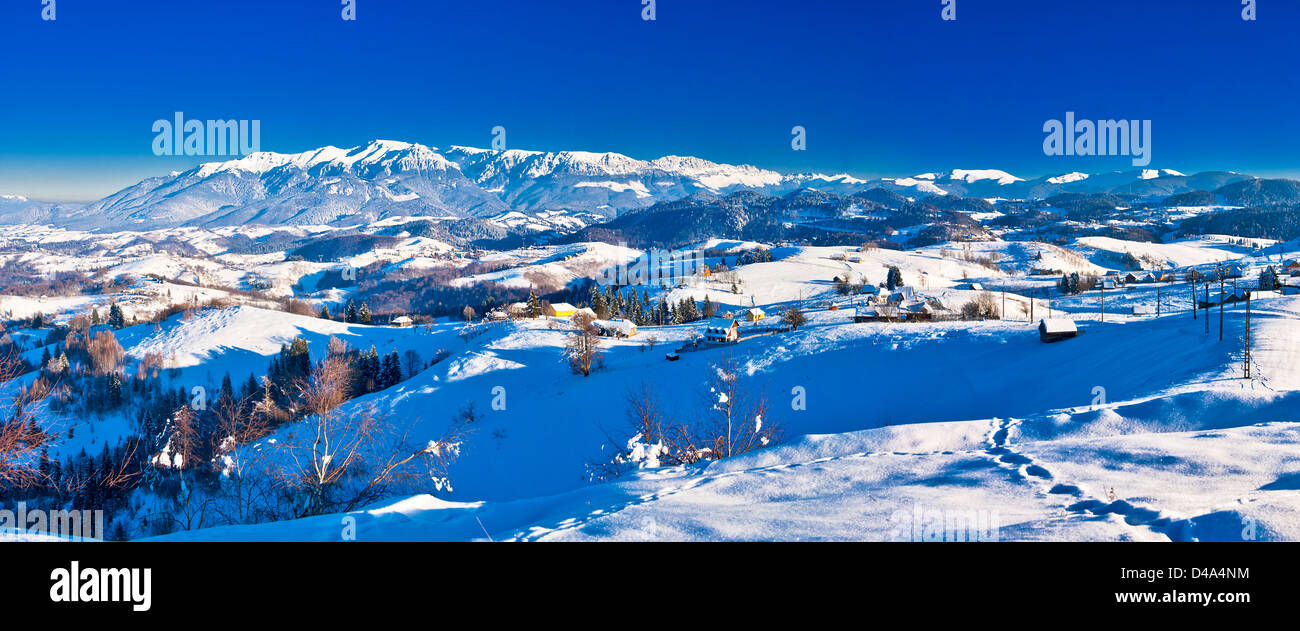 Sirnea,Brasov, Romania: Paesaggio invernale del Moeciu village e montagne di Bucegi Foto Stock