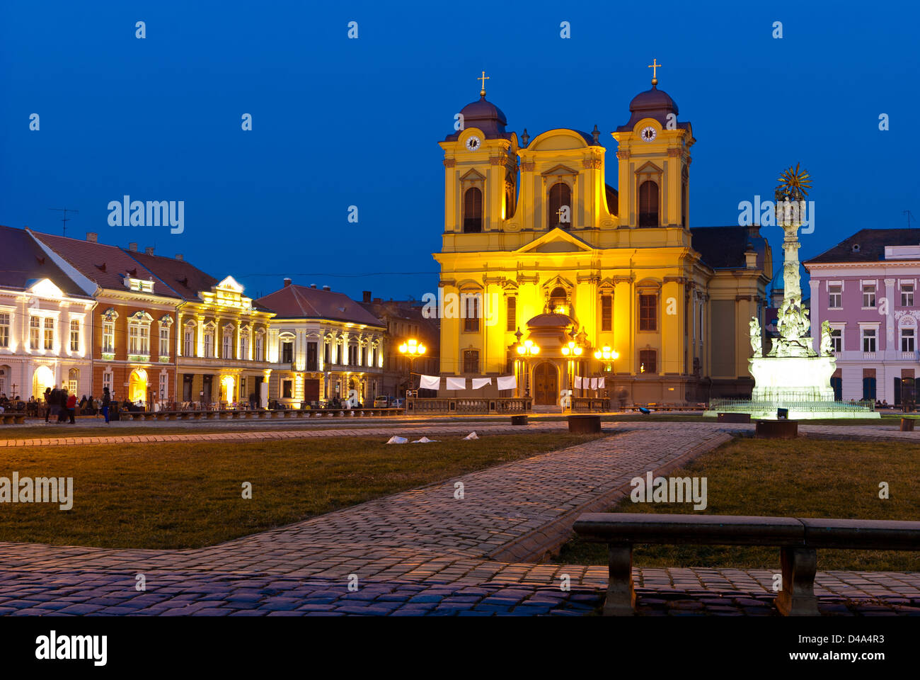 Timisoara, Romania: Union Square con Cattolica Romana Chiesa Episcopale in background Foto Stock