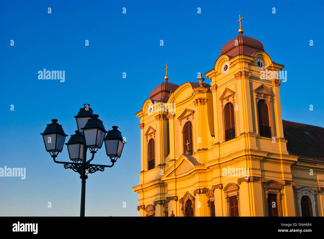 Timisoara, Romania: Union Square con Cattolica Romana Chiesa Episcopale in background Foto Stock
