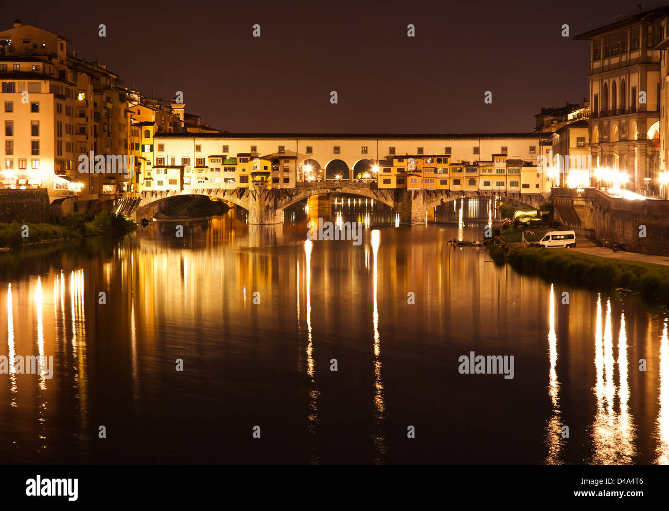 Vista notturna del Ponte Vecchio, Firenze,Italia Foto Stock