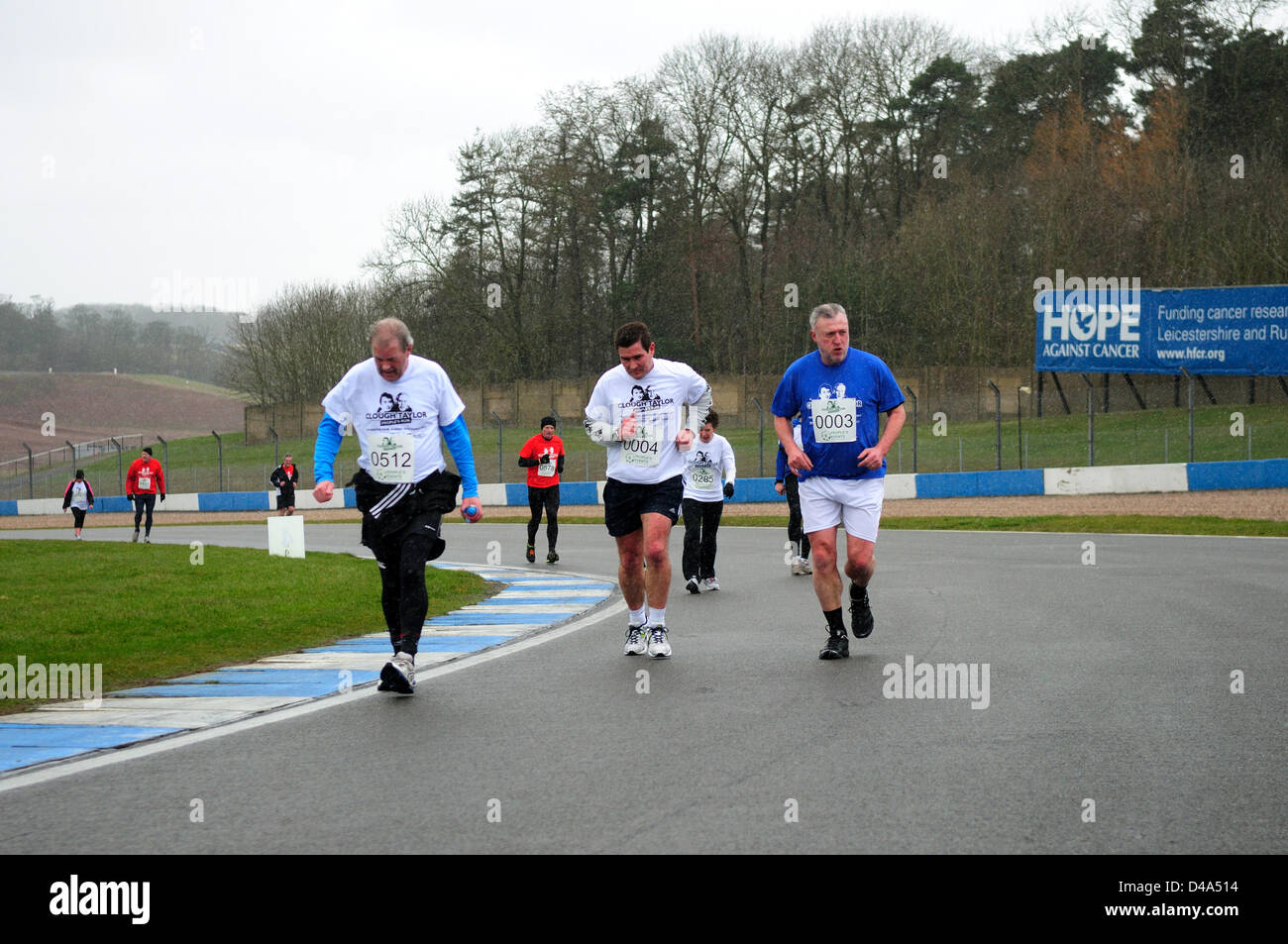 Donington Park, Derbyshire, Regno Unito. 10 Marzo 2013.Un nuovo evento sportivo per celebrare la vita di Brian Clough e Peter Taylor che hanno raggiunto il grande stato calcistico con il Nottingham Forest e Derby County negli anni settanta e ottanta. Durante la salita anche fondi per una buona causa.Il 10k run ha avuto luogo a Donington Park Race Track in un freddo giorno di marzo.immagine .centro 0004 Nigel Clough,Derby County Manger.0003 Grigio Birtles ex-giocatore di foresta. Foto Stock