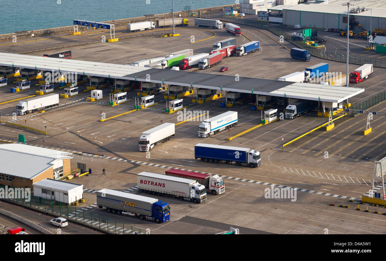 Dover Docks del traffico merci in coda per il controllo passaporti e dogana Foto Stock