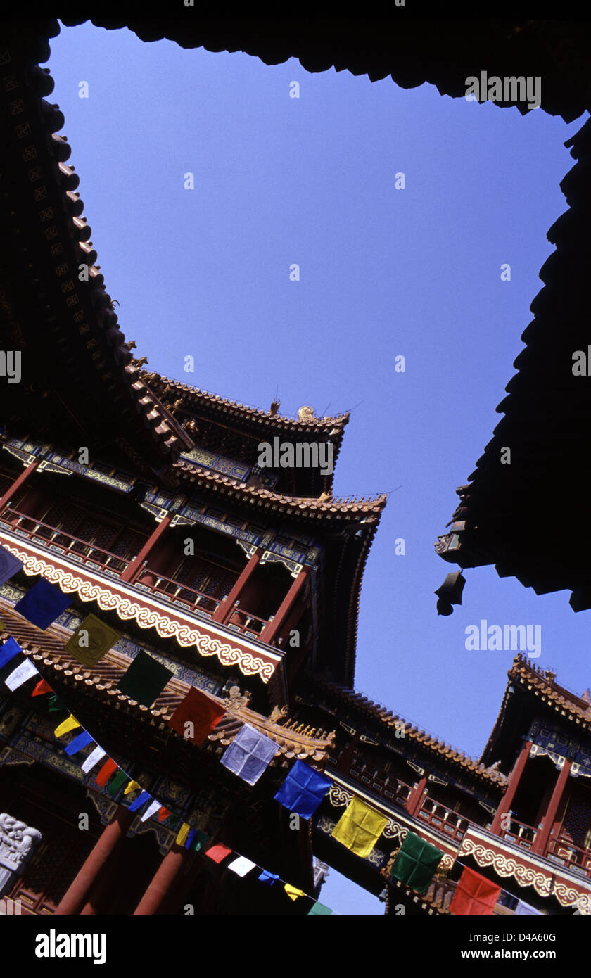 Cortile interno del tempio Yonghe noto anche come Yonghe Lamasery o popolarmente come il Tempio Lama, che è un tempio e monastero della scuola Gelug del buddhismo tibetano situato nel distretto di Dongcheng a Pechino, Cina Foto Stock