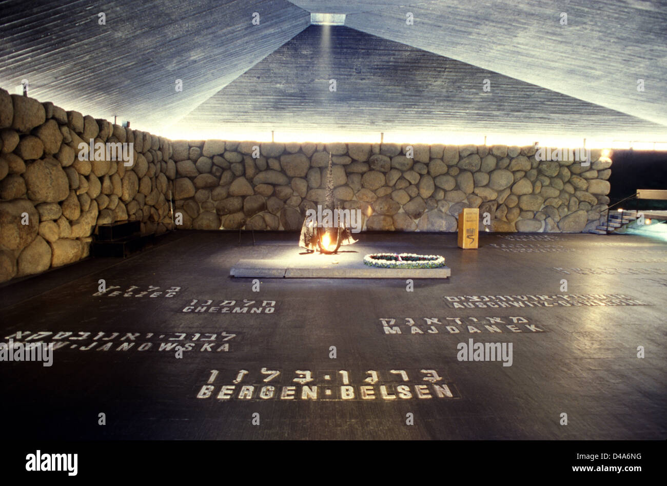La fiamma e la sala della memoria con i nomi dei campi di sterminio a Yad Vashem, il Centro Mondiale della memoria dell'Olocausto, a Gerusalemme, Israele, per commemorare i 6 milioni di vittime ebraiche uccise dai nazisti durante la seconda guerra mondiale Foto Stock