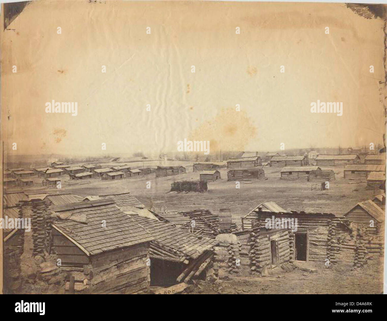 Questa immagine del 1865 mostra un accampamento confederato a Centreville durante la guerra civile americana. La scena presenta capanne temporanee e soldati dell'esercito confederato. Foto Stock