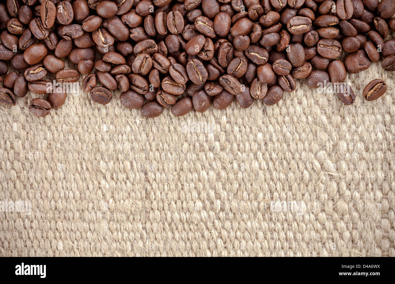 Caffè in grani sul sacchetto di canapa Foto Stock