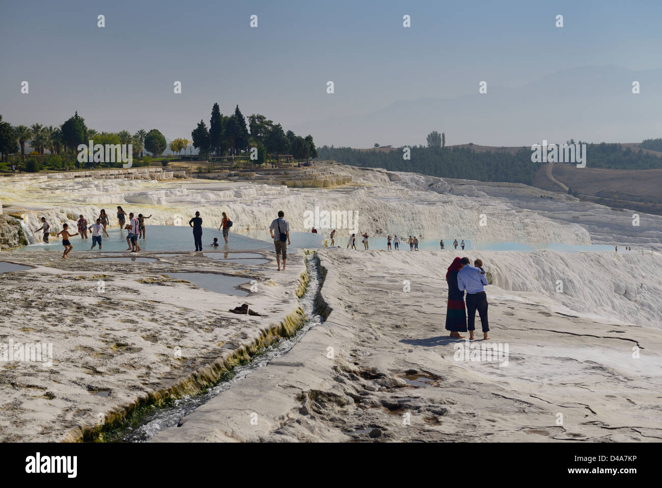 I visitatori e i turisti a terrazze di travertino e piscine termali di Pamukkale turchia Foto Stock
