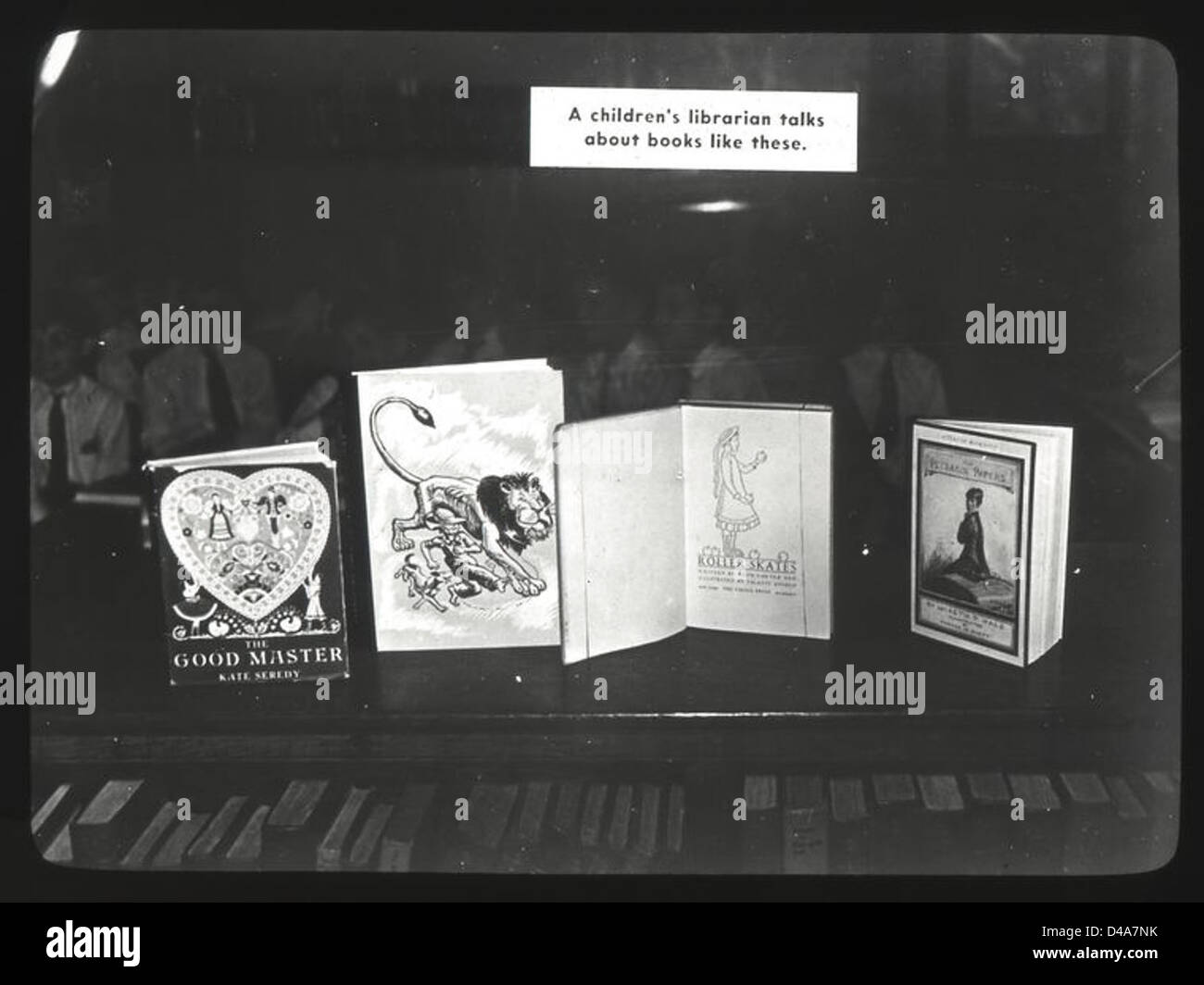 Questa fotografia del 1938 mostra libri in mostra presso la 67th Street Branch della New York Public Library, con libri per bambini con copertine tematiche come "A Lion" tra gli altri titoli. Foto Stock