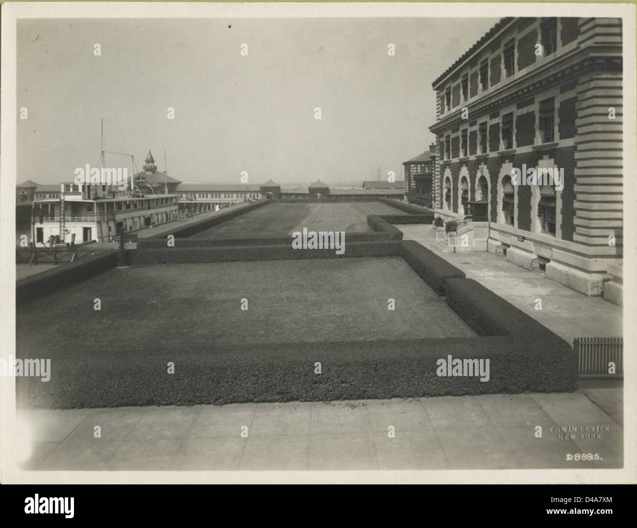 Traghetto, Laura, ad Ellis Island pier; parte dell'Immigrat... Foto Stock