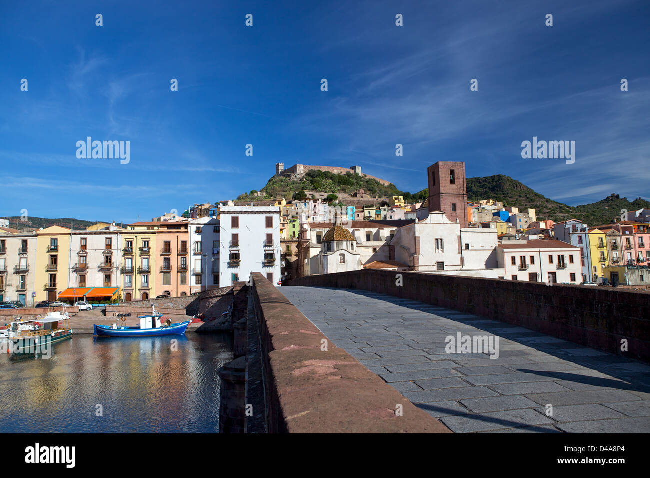 Vista di Bosa e fort dal ponte, Sardegna, Italia Foto Stock
