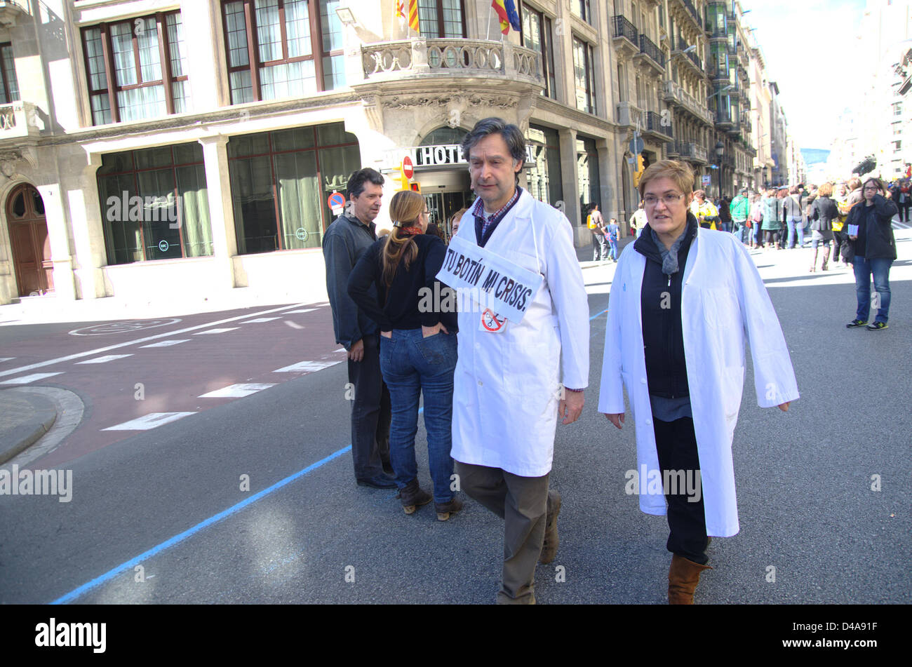 Barcellona (Spagna), 10 marzo 2013. Protesta contro lo spagnolo e il governo catalano benessere tagli dovuti alla crisi economica e l' imposizione di austerità come rimedio per risolvere la crisi. Il segno " Tu botín mi crisi " è uno scherzo con il nome del proprietario della banca di Santander, Emilio Botin, e significa "Il tuo llot (Botin) mia crisi' Foto Stock