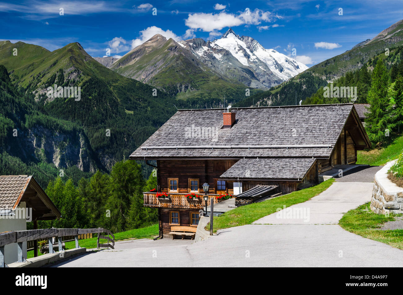 Paesaggio rurale in Tirol Alpi con la montagna più alta dell'Austria in background, Grossglockner (3797 m. di elevazione) Foto Stock
