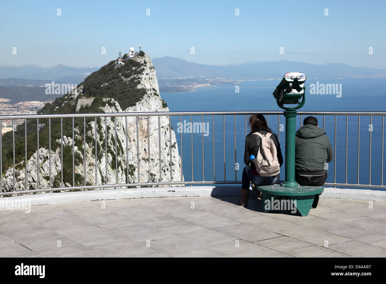 Turisti che si godono la vista panoramica dalla cima della piattaforma rocciosa in Gibilterra Foto Stock