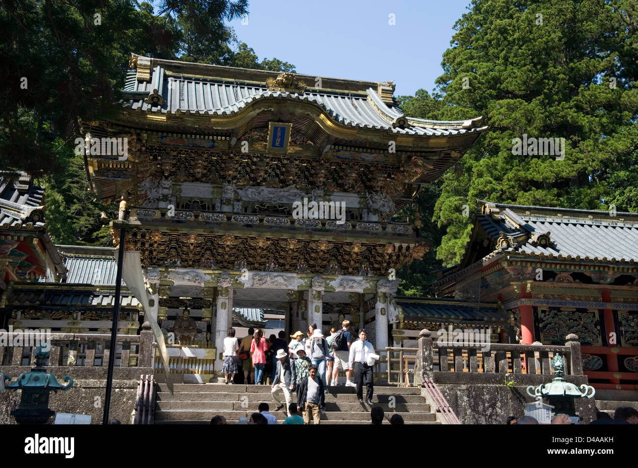 La folla di visitatori di passaggio attraverso la ornano la Porta Yomeimon nella parte superiore dei gradini di pietra a Toshogu jinja sacrario in Nikko, Giappone. Foto Stock