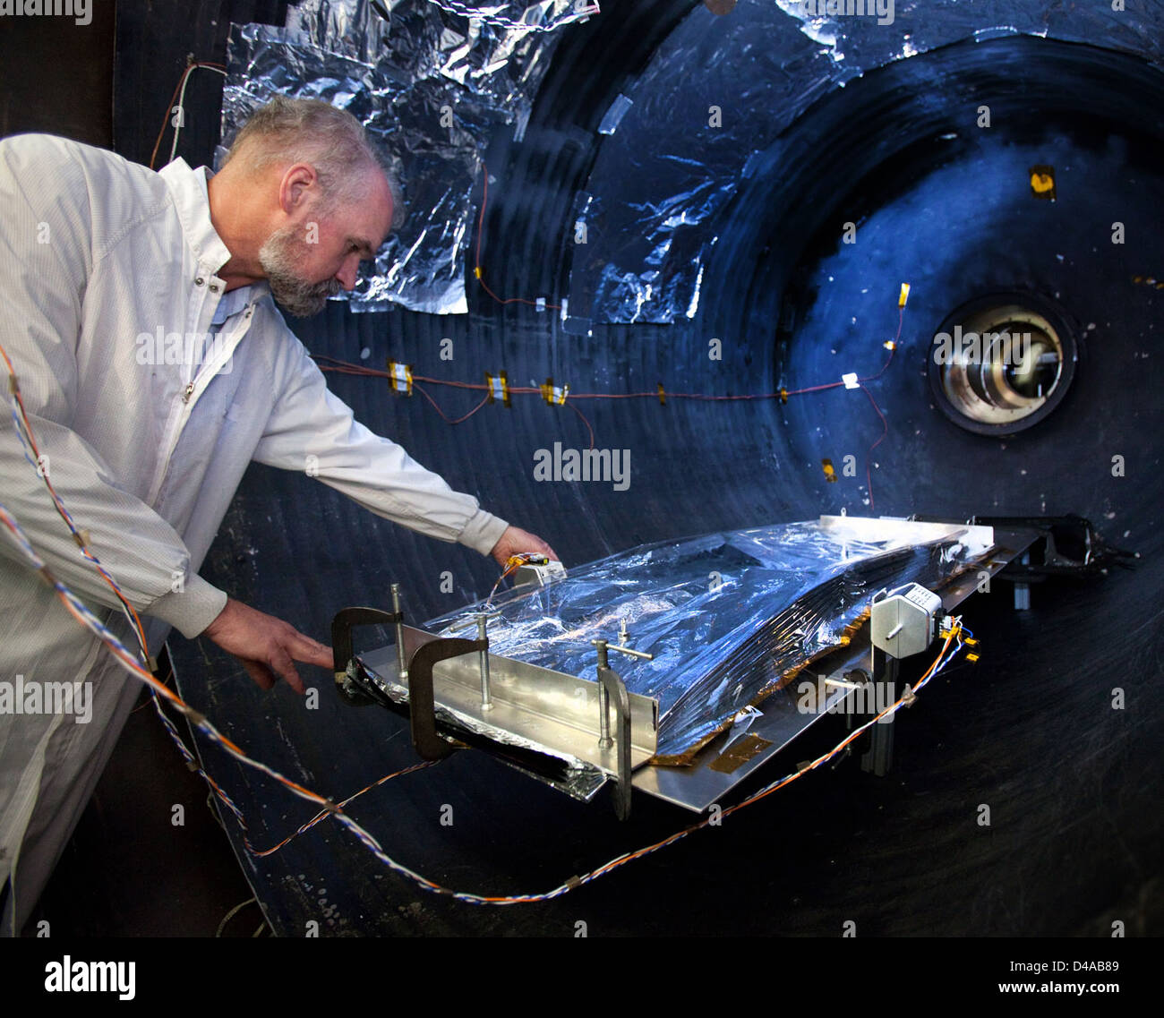 l'articolo del James Webb Space Telescope ha superato con successo i test critici del vuoto termico, un passo cruciale nella sua preparazione per lo studio dell'universo. Foto Stock