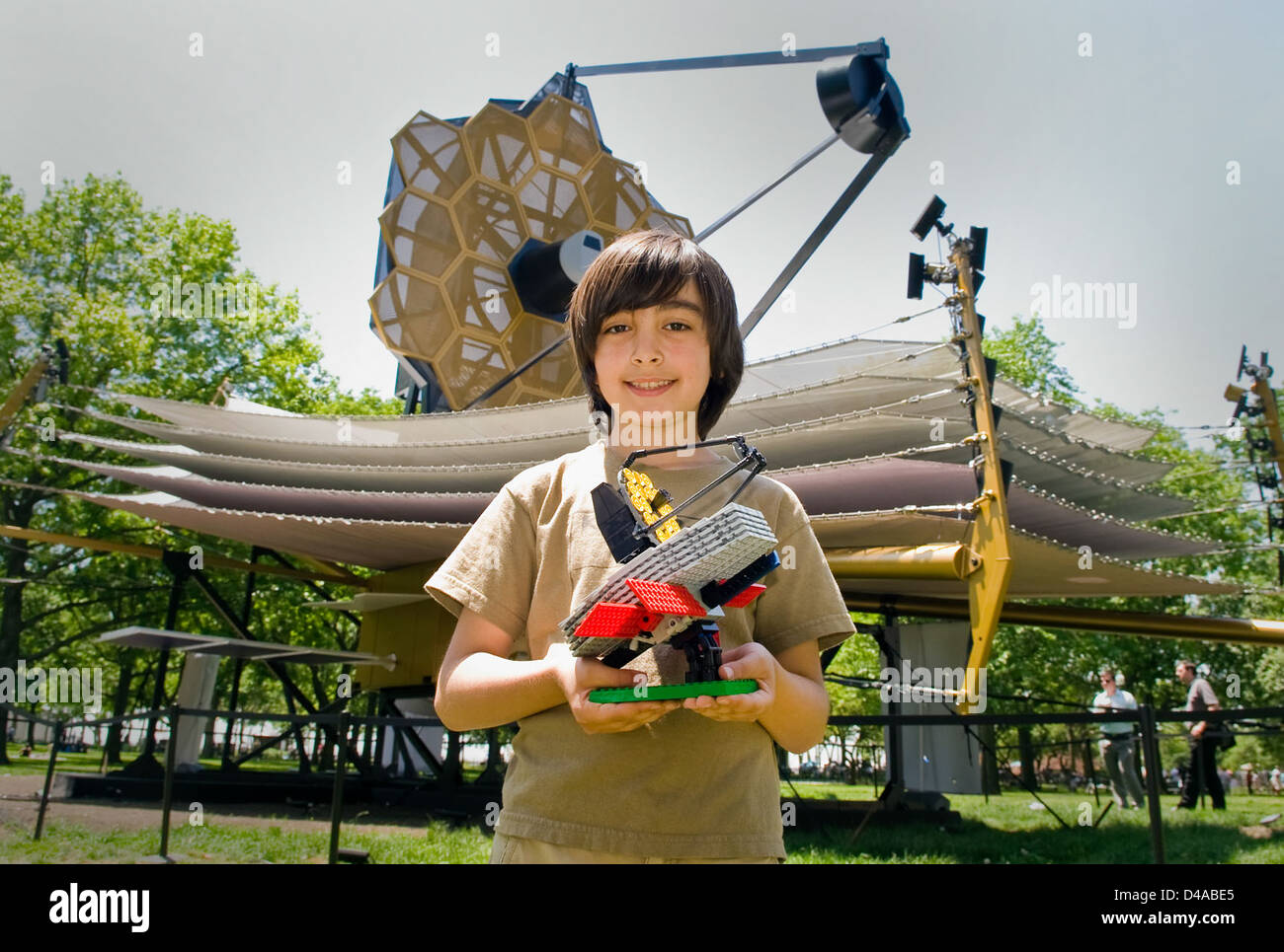 Ben Ciprios con James b Space Telescope modello LEGO Foto stock Alamy