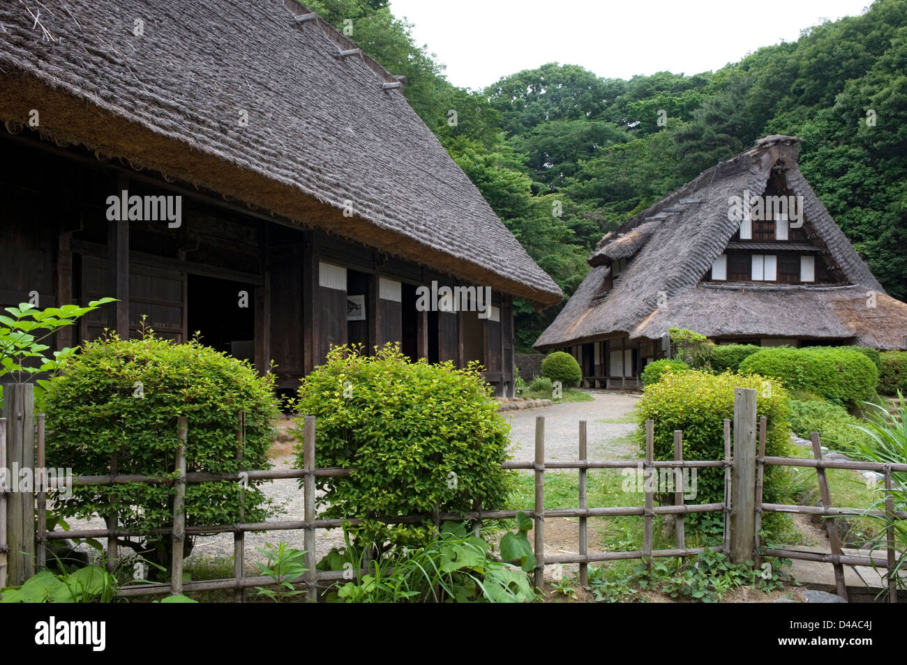 Tetto di Paglia villaggio storico farm residenze presso Nihon Minkaen (open-air Folk House Museum) in Kawasaki, Giappone. Foto Stock