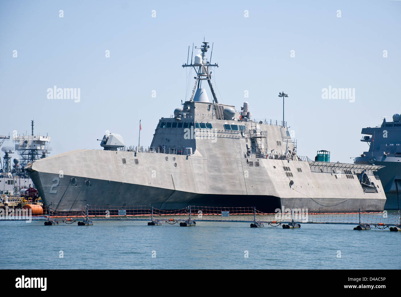 Stati Uniti Littoral Combat Ship USS Indipendenza (LCS-2) è mostrato agganciato alla stazione navale di Norfolk in Norfolk, Virginia, STATI UNITI D'AMERICA, Foto Stock