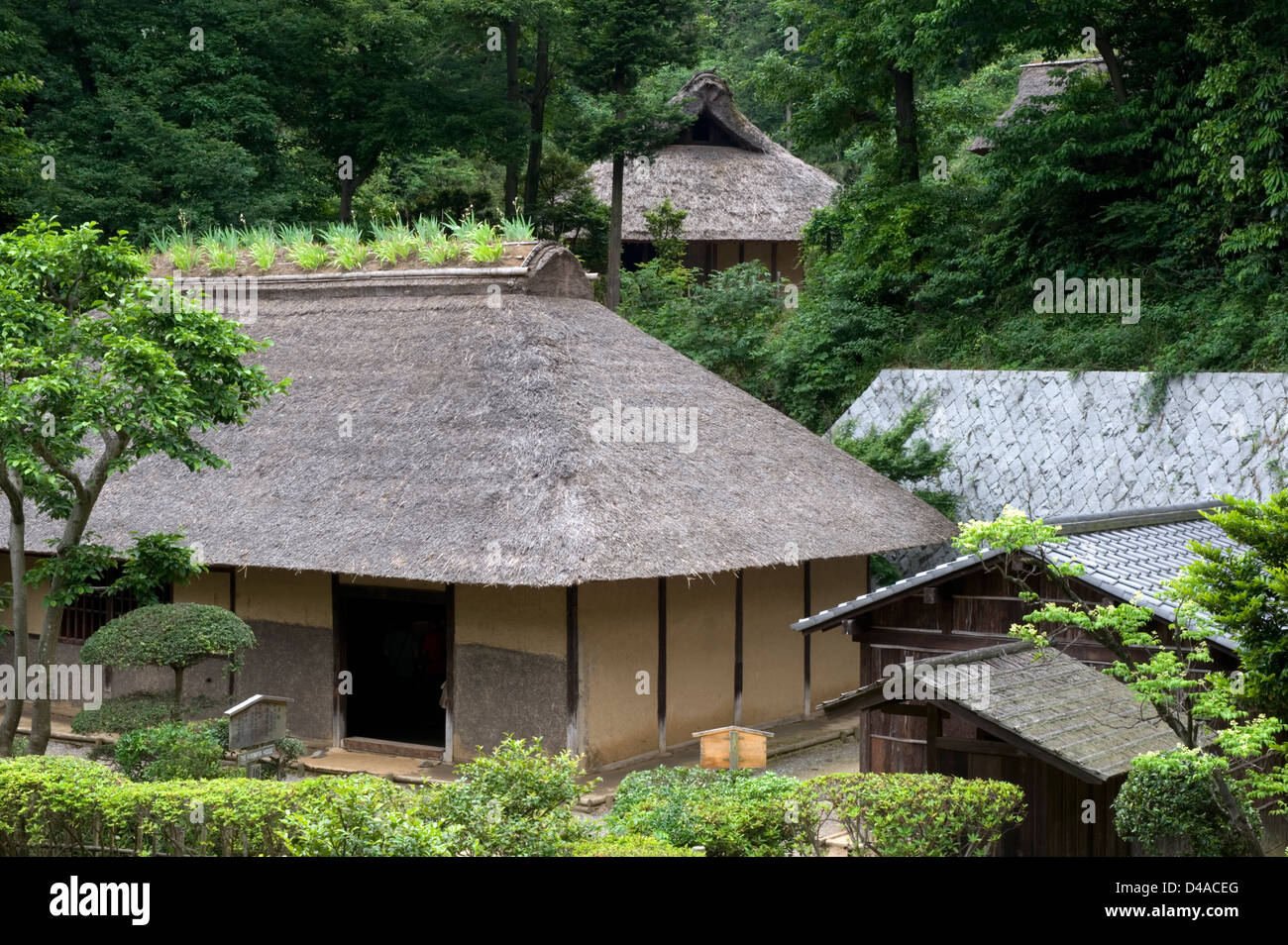Storico del tetto in paglia villaggio di campagna residenze nella foresta impostazione alla Nihon Minkaen (open-air Folk House Museum) Foto Stock