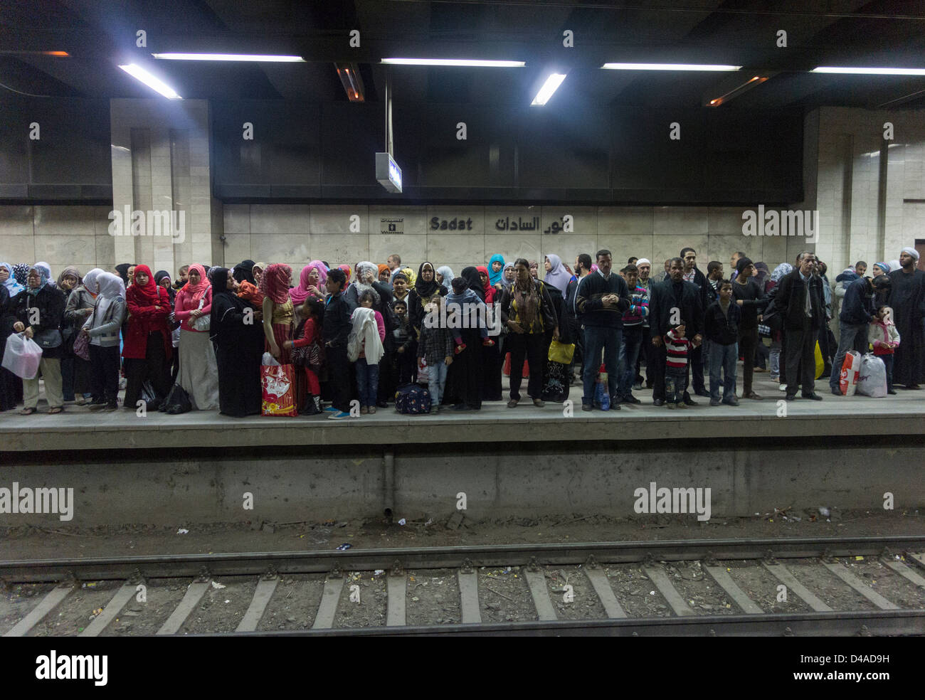 I passeggeri al Sadat Stazione (Piazza Tahrir) in attesa per la metropolitana, il Cairo, Egitto Foto Stock