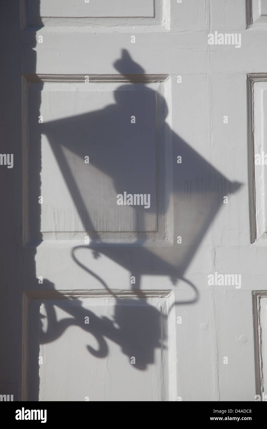 Ombra della lampada sul fuso alla porta,il Courtyard stabile,Castle Howard,North Yorkshire Foto Stock