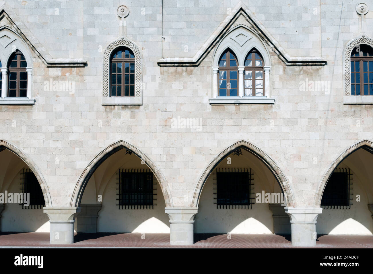 Rodi. La Grecia. Raffinati archi a volta del finto gotico veneziano governatori Palace, costruito nel 1927 durante l'occupazione italiana. Foto Stock