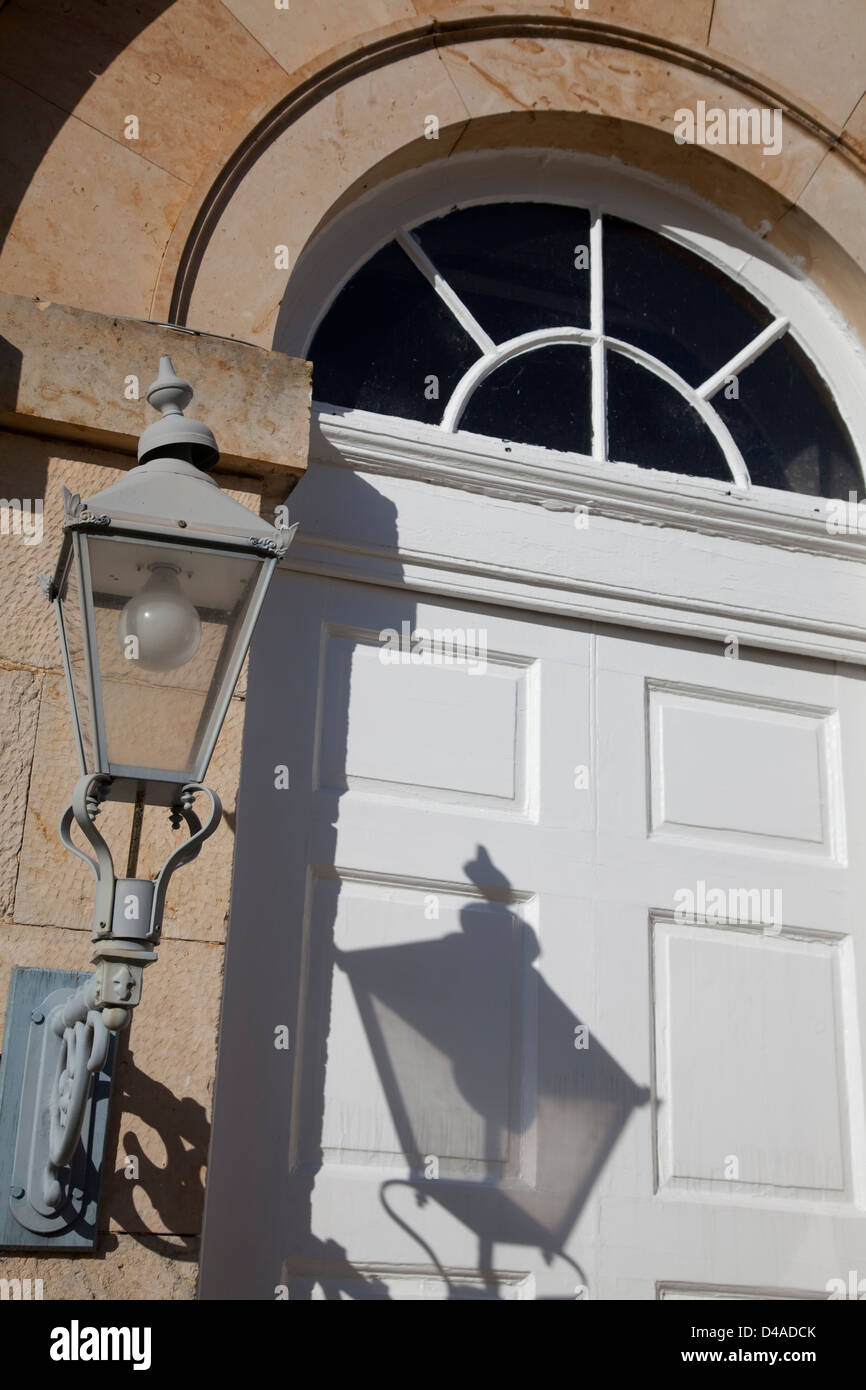 Ombra di una lampada colato su di una porta,il Courtyard stabile,Castle Howard,North Yorkshire Foto Stock